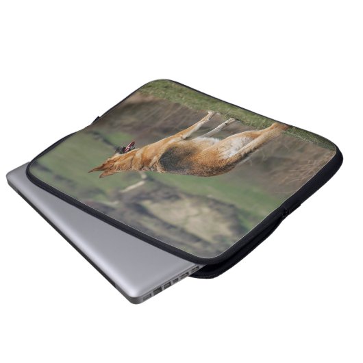 Deutscher Shephard, das hinunter Hügel schaut Laptopschutzhülle (Vorne Knopf)