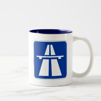 Deutsches Autobahn-Zeichen Zweifarbige Tasse