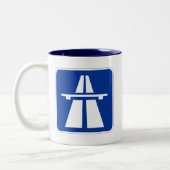 Deutsches Autobahn-Zeichen Zweifarbige Tasse (Links)
