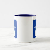 Deutsches Autobahn-Zeichen Zweifarbige Tasse (Mittel)