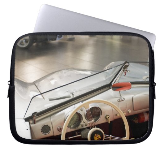 Deutschland, Baden-Württemberg, Laptopschutzhülle (Vorderseite)