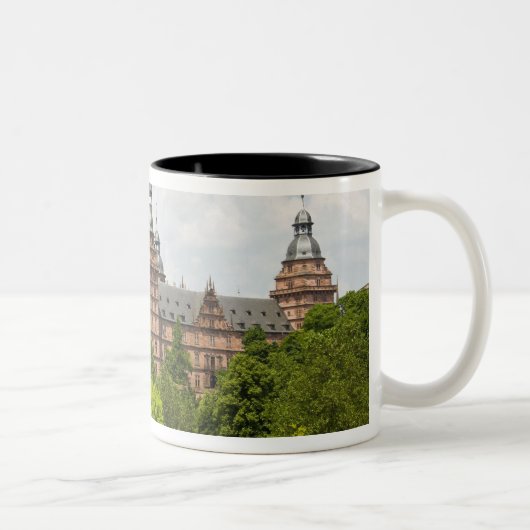 Deutschland, Bayern, Bayern, Aschaffenburg. Zweifarbige Tasse (Rechts)