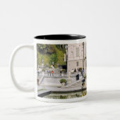 Deutschland, Bayern, Schloss Linderhof. Linderhof Zweifarbige Tasse (Links)