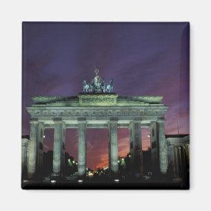 Deutschland, Berlin. Brandenburger Tor bei Nacht. Magnet