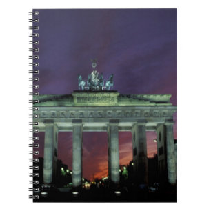 Deutschland, Berlin. Brandenburger Tor bei Nacht. Notizblock