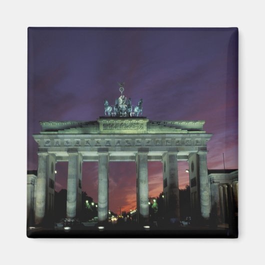 Deutschland, Berlin. Brandenburger Tor in der Nach Magnet (Vorne)