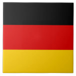 Deutschland (Deutschland) Fliese<br><div class="desc">Dieses Design zeichnet sich durch die Nationalflagge Deutschlands (offiziell als Bundesstaatliche Republik Deutschland bekannt) aus. Der deutsche Name für das Land ist Deutschland. Deutschland liegt dort, wo sich die Regionen Mittel- und Western Europa treffen, zwischen der Ostsee und der Nordsee im Norden und den Alpen im Süden. Das Land hat...</div>