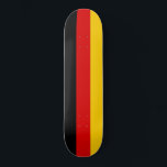 Deutschland (Deutschland) Skateboard<br><div class="desc">Dieses Design zeichnet sich durch die Nationalflagge Deutschlands (offiziell als Bundesstaatliche Republik Deutschland bekannt) aus. Der deutsche Name für das Land ist Deutschland. Deutschland liegt dort, wo sich die Regionen Mittel- und Western Europa treffen, zwischen der Ostsee und der Nordsee im Norden und den Alpen im Süden. Das Land hat...</div>