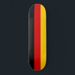 Deutschland (Deutschland) Skateboard<br><div class="desc">Dieses Design zeichnet sich durch die Nationalflagge Deutschlands (offiziell als Bundesstaatliche Republik Deutschland bekannt) aus. Der deutsche Name für das Land ist Deutschland. Deutschland liegt dort, wo sich die Regionen Mittel- und Western Europa treffen, zwischen der Ostsee und der Nordsee im Norden und den Alpen im Süden. Das Land hat...</div>