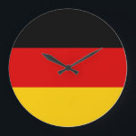 Deutschland-Flagge Große Wanduhr<br><div class="desc">Die deutsche Flagge ist ein horizontales Triband. Die verwendeten Farben in der Flagge sind rot,  gelb,  schwarz. Der Anteil der deutschen Flagge beträgt 3:5. Die Flagge Deutschlands wurde 1918 adoptiert. Die erste Verwendung des aktuellen Flagdesigns erfolgte 1848. Die letzte Änderung an der aktuellen deutschen Flaggengestaltung erfolgte 1949.</div>