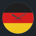 Deutschland-Flagge Große Wanduhr<br><div class="desc">Die deutsche Flagge ist ein horizontales Triband. Die verwendeten Farben in der Flagge sind rot,  gelb,  schwarz. Der Anteil der deutschen Flagge beträgt 3:5. Die Flagge Deutschlands wurde 1918 adoptiert. Die erste Verwendung des aktuellen Flagdesigns erfolgte 1848. Die letzte Änderung an der aktuellen deutschen Flaggengestaltung erfolgte 1949.</div>
