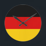 Deutschland Runde Wanduhr<br><div class="desc">Flagge Deutschlands. Die Flagge Deutschlands ist eine Trikolore, die aus drei gleichen horizontalen Bändern besteht, die die Landesfarben Deutschland zeigen: Schwarz, Rot und Gold. Die Fahne wurde 1919, während der Weimarer Republik, erstmals als Nationalflagge des modernen Deutschlands adoptiert. Die Farbschemata von schwarz-rot-gold und schwarz-weiß-rot haben eine wichtige Rolle in der...</div>