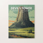 Devils Tower National Monument Reisen Vintag Puzzle<br><div class="desc">Devils Tower National Monument Vektordesign. Es handelt sich um ein Gesäß,  das aus einem großen Felsen im Ranger-Viertel der Bärenloge der Black Hills besteht.</div>