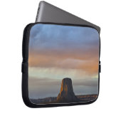 Devils Tower National Monument, Sturm bei Sonnenun Laptopschutzhülle (Vorne Rechts)