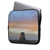 Devils Tower National Monument, Sturm bei Sonnenun Laptopschutzhülle (Vorderseite Links)