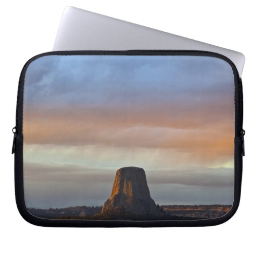 Devils Tower National Monument, Sturm bei Sonnenun Laptopschutzhülle (Vorderseite)