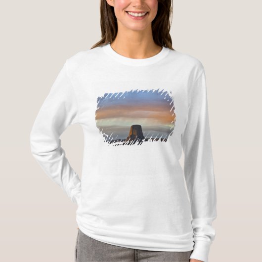 Devils Tower National Monument, Sturm bei Sunset T-Shirt (Vorderseite)