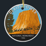 Devils Tower National Monument Wyoming Vintag Keramik Ornament<br><div class="desc">Devils Tower National Monument Vektordesign. Es handelt sich um ein Gesäß,  das aus einem großen Felsen im Ranger-Viertel der Bärenloge der Black Hills besteht.</div>