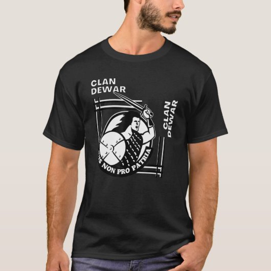 Dewar Clan Gaelic Motto Swordsman T-Shirt (Vorderseite)