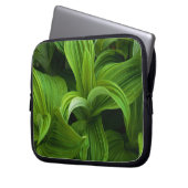 Dewdrops auf einem falschen Helabore Laptopschutzhülle (Vorderseite Links)