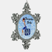 Dezember Baby Schneeflocken Zinn-Ornament (Links)