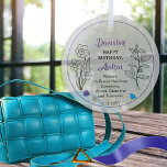 Dezember Holly und Narcissus Geburtstagskäpsel Ornament Aus Glas<br><div class="desc">Im Dezember gibt es tatsächlich zwei Blume und drei Edelsteine, die für diesen Monat Geburtstage feiern: Blume - Heilige und Narzissen; Edelsteine - Tanzanit, Zirkon und Türkis. Dieses Design bietet alles. Dieses Design zeigt Details in Weiß, Schwarz und Edelsteinfarben. Wir haben ihn mit einem "glücklichen Geburtstag"-Gruß gepaart, zusammen mit dem...</div>