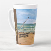 Dhow Boat a Beach, Latte Tasse (Linke Ecke)