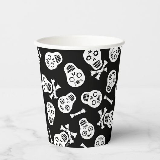 Dia de los Muertos Schwarz und Weiß Paper Skulls Pappbecher (Vorderseite)