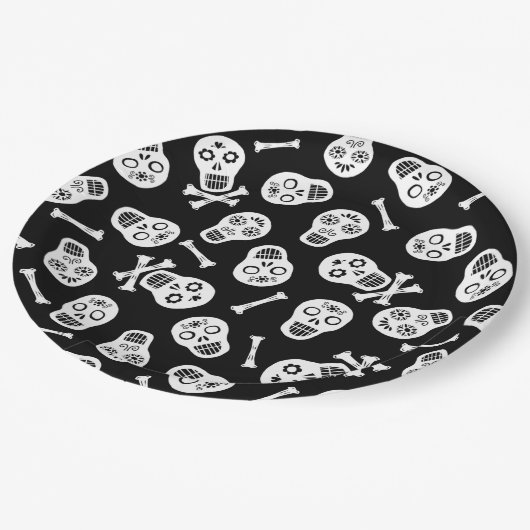 Dia de los Muertos Schwarz und Weiß Paper Skulls Pappteller (Schrägansicht)