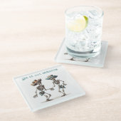 Dia de los Muertos tanzende Skelette anpassbar Glasuntersetzer (Schrägansicht)