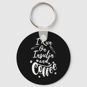 Diabetes mellitus Ich bin auf Insulin und Kaffee a Schlüsselanhänger