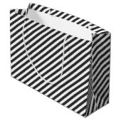 Diagonal black and white stripes  pattern große geschenktüte (Rückseite Schrägansicht)