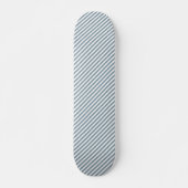 Diagonal blue and white stripes pattern skateboard (Vorne)
