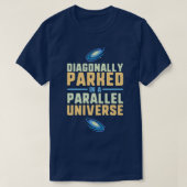 Diagonal geparkt in einer Paralleluniversum-Physik T-Shirt (Design vorne)