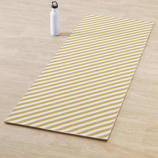 Diagonal golden yellow and white stripes pattern yogamatte (Beispiel)