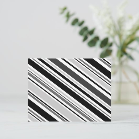 Diagonal Grau, Schwarz, Weiß Streifen Postkarte (Stehend Vorderseite)