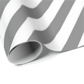 Diagonal gray and white stripes pattern geschenkpapier (Rolleneckpunkt)