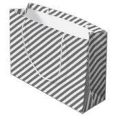 Diagonal gray and white stripes pattern große geschenktüte (Rückseite Schrägansicht)