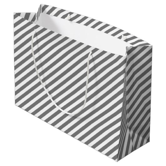 Diagonal gray and white stripes pattern große geschenktüte (Rückseite Schrägansicht)