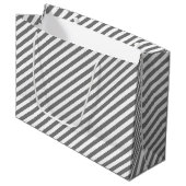 Diagonal gray and white stripes pattern große geschenktüte (Vorderseite Schrägansicht)