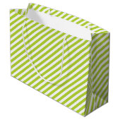 Diagonal lime green and white stripes pattern große geschenktüte (Rückseite Schrägansicht)