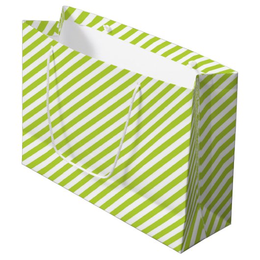 Diagonal lime green and white stripes pattern große geschenktüte (Vorderseite Schrägansicht)