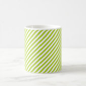 Diagonal lime green and white stripes pattern kaffeetasse (Mittel)