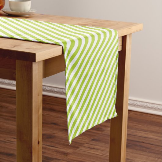 Diagonal lime green and white stripes pattern kurzer tischläufer (Beispiel)