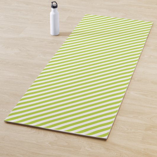 Diagonal lime green and white stripes pattern yogamatte (Beispiel)