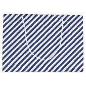 Diagonal navy blue and white stripes pattern große geschenktüte (Rückseite)