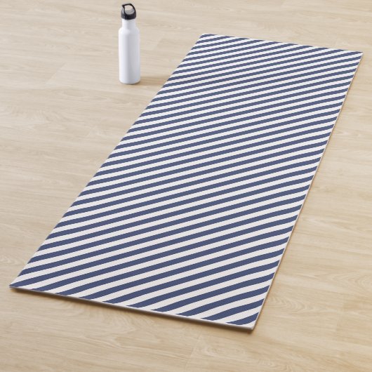 Diagonal navy blue and white stripes pattern yogamatte (Beispiel)