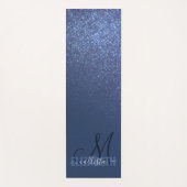 Diagonal Navy Blue Glitzer Gradient Ombre Monogram Yogamatte (Vorderseite)