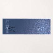 Diagonal Navy Blue Glitzer Gradient Ombre Monogram Yogamatte (Vorderseite (Horizontal))