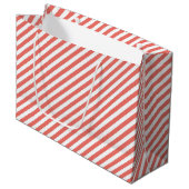 Diagonal pattern of pink and white stripes große geschenktüte (Vorderseite Schrägansicht)